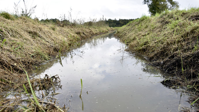 Sur ma commune, les fossés sont mal entretenus et l’eau déborde sur le chemin de remembrement, dégradant ce dernier. Qui doit payer et entretenir ? Sur ma commune, les fossés sont mal entretenus et l’eau déborde sur le chemin de remembrement, dégradant ce dernier. Qui doit payer et entretenir ?
