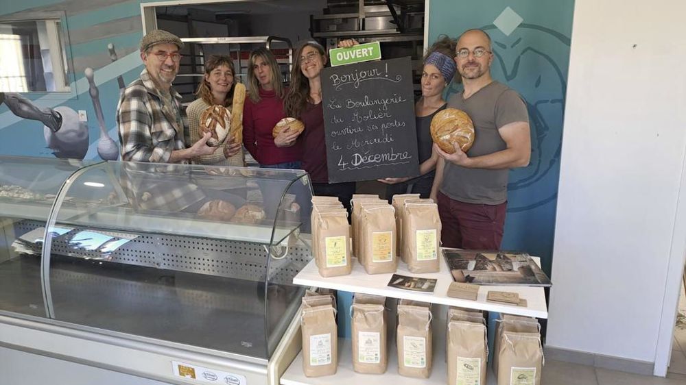 L’équipe de la boulangerie Lo Molièr. À droite, Romain Rouvreau, également propriétaire du moulin éponyme.