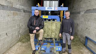 Francis Bouloc (à d.) et Christian Fabre (à g.) sont tous les deux satisfaits du travail effectué par la presse industrielle.