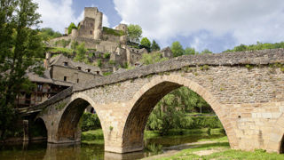 Le village de Belcastel, dans l'Aveyron, est classé parmi les plus beaux de France. Le village de Belcastel, dans l'Aveyron, est classé parmi les plus beaux de France.
