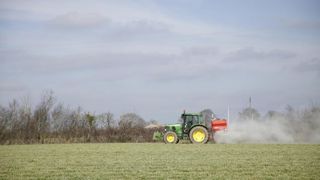 En orge d’hiver, un premier apport s’effectue au tallage, et un deuxième à épi 1 cm. Un apport correctif est possible est possible après diagnostic avec un outil d’aide à la décision. En orge d’hiver, un premier apport s’effectue au tallage, et un deuxième à épi 1 cm. Un apport correctif est possible est possible après diagnostic avec un outil d’aide à la décision.