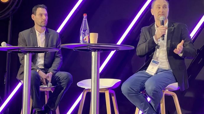 Nicolas Charpentier, directeur du négoce éponyme, et Mathieu Denier, directeur agrofournitures chez Océalia, lors des 11es rencontres annuelles du biocontrôle au Sival, à Angers.