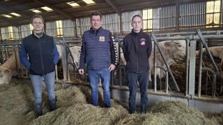Installé depuis 23 ans à Saint-Vincent-Bragny dans la Saône-et-Loire, Julien Pluchaud s'inquiète des conséquences de la FCO pour les jeunes éleveurs. En photo avec Margot Steyaert, vétérinaire, et sa fille Isoline. Installé depuis 23 ans à Saint-Vincent-Bragny dans la Saône-et-Loire, Julien Pluchaud s'inquiète des conséquences de la FCO pour les jeunes éleveurs. En photo avec Margot Steyaert, vétérinaire, et sa fille Isoline.