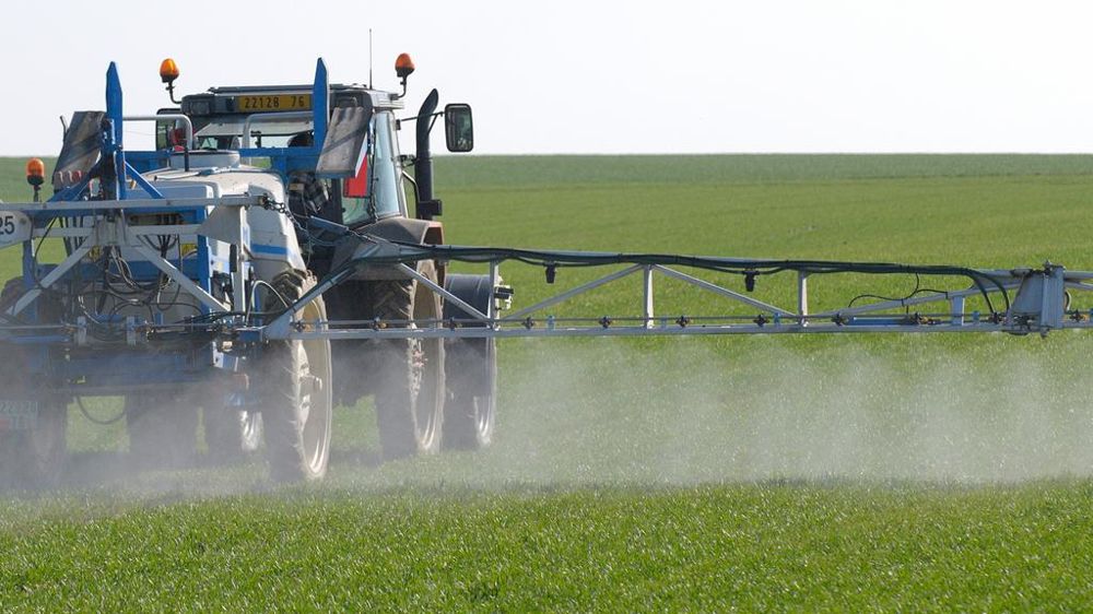 Traitement phyto sur un champ de blé
