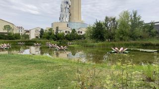 La tour réalisée par l’architecte américain Frank Gehry, inaugurée en 2021, n’a laissé personne indifférent. La pièce d’eau qui la jouxte a été créée de toutes pièces.