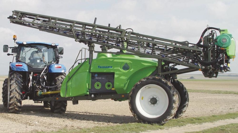 Le Tecnoma Tecnis 3100 offre 3100 L de capacité dans sa cuve principale et des rampes mesurant jusqu'à 30 m.