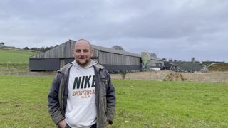 Florian Le Talour dispose d’une stabulation laitière située au milieu d’un îlot de 60 ha accessibles pour les vaches. Florian Le Talour dispose d’une stabulation laitière située au milieu d’un îlot de 60 ha accessibles pour les vaches.