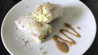 Rouleaux de printemps en version sucrée, duo pommes-poires et noisettes.