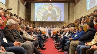 Willy Schraen, président de la Fédération nationale des chasseurs, à la tribune lors du congrès annuel de la fédération au palais des Papes d'Avignon le 20 mars 2025. Willy Schraen, président de la Fédération nationale des chasseurs, à la tribune lors du congrès annuel de la fédération au palais des Papes d'Avignon le 20 mars 2025.