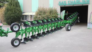 Chalier présente la XL-HR hybride, une charrue de 14 corps capable de travailler de 6 à 25 cm de profondeur.