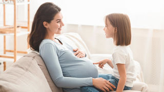 Pour répondre à la question de nos enfants « Comment on fait les bébés ? », plusieurs livres peuvent apporter des réponses et ouvrir la discussion. Pour répondre à la question de nos enfants « Comment on fait les bébés ? », plusieurs livres peuvent apporter des réponses et ouvrir la discussion.