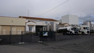 Le bâtiment de la laiterie ULVV date des années 1950. Il est encadré à gauche par la nouvelle fromagerie de 1000 m2 et à droite par la tour de séchage.