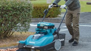 La balayeuse makita peut fonctionner avec ou une deux batteries Li-ion 40 Max XGT ou avec les grosses batteries dorsales comme sur la photo.