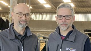 Olivier Roze (à gauche) est conseiller en renouvellement génétique à Innoval, après une experience en sélection normande. Yvonnick Dando est conseiller Santé à Innoval.
