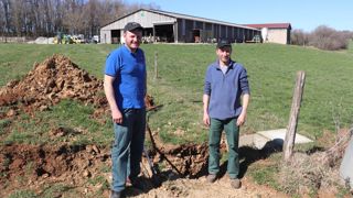 Florian Roussel (à droite) et Nicolas Dupuis (à gauche) ont gagné du temps en faisant appel à une société pour installer des tuyaux d'eau dans leurs pâtures.