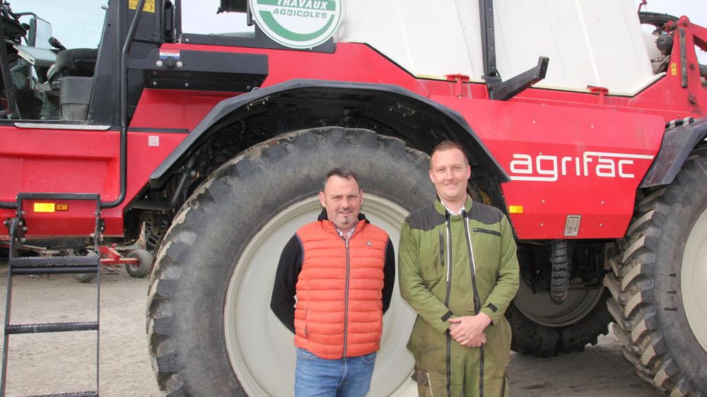 Chaque jour, Vincent Peuzé (à gauche) prépare le planning du pulvérisateur et le fournit à Valentin Lebasnier, l'un des deux chauffeurs. L’objectif est que le binôme travaille efficacement, sans perte de temps.