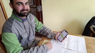 Dès qu’il change les animaux de parcelle, Benoît Adam signale les mouvements à son technicien. De son côté, celui ci peut lui faire part d’observation concernant la flore des prairies, et l’état des animaux. Dès qu’il change les animaux de parcelle, Benoît Adam signale les mouvements à son technicien. De son côté, celui ci peut lui faire part d’observation concernant la flore des prairies, et l’état des animaux.