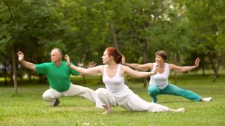 Le qi-gong est une gymnastique méditative venue de Chine qui vise à améliorer la santé en pratiquant un ensemble de douze mouvements. Le qi-gong est une gymnastique méditative venue de Chine qui vise à améliorer la santé en pratiquant un ensemble de douze mouvements.