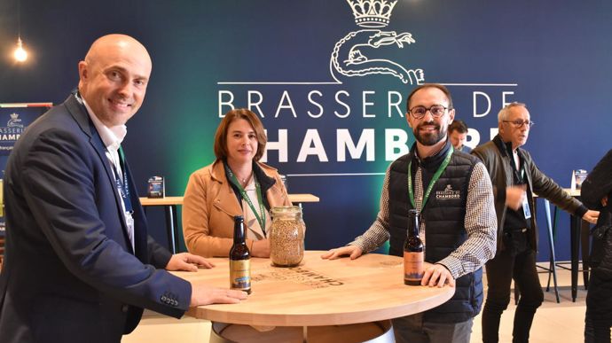 « En parallèle de notre filière blé-farine-pain, nous avons dorénavant une filière orge-malt-bière », commente David Hubert (à g.), directeur général de la Brasserie de Chambord, nouvelle filiale 100 % Axéréal, au côté de Valérie Leguereau, membre du bureau d'Axéréal, et Cédric Allin, directeur opérationnel de la brasserie.