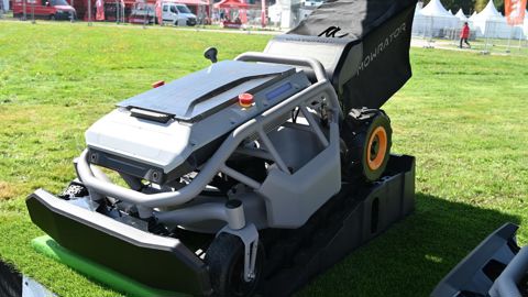 L'un des modèles à batterie radiocommandés MowRator, ici avec son bac de ramassage. L'un des modèles à batterie radiocommandés MowRator, ici avec son bac de ramassage.