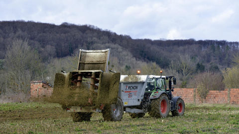La procédure de rappel des épandeurs à fumier pour leur mise en conformité est lancée chez la plupart des constructeurs. La procédure de rappel des épandeurs à fumier pour leur mise en conformité est lancée chez la plupart des constructeurs.