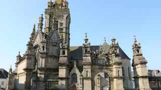 L’enclos paroissial de Saint-Thégonnec avec sa porte triomphale. L’enclos paroissial de Saint-Thégonnec avec sa porte triomphale.