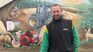 Sylvain Hascoët apprécie de montrer une bonne image de l'agriculture bretonne en accueillant régulièrement des visiteurs, voisins ou acheteurs, sur sa ferme. Sylvain Hascoët apprécie de montrer une bonne image de l'agriculture bretonne en accueillant régulièrement des visiteurs, voisins ou acheteurs, sur sa ferme.