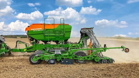 La trémie en acier de 5 900 litres accueille jusqu'à trois produits différents.