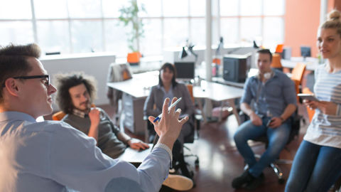 Face aux autres membres, mieux vaut expliquer que vous ne vous sentez pas très à l'aise, et demander du soutien.