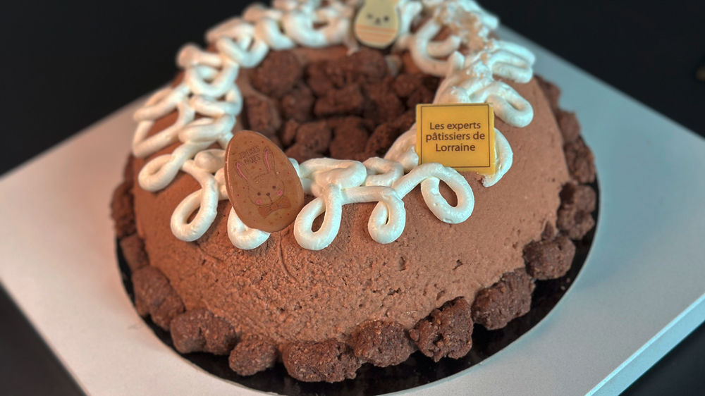 La pascaline est, pour cette année, à base de biscuit pain de Gènes, sablé croustillant, poires au miel, crémeux poire et mousse chocolat Tanariva Valrhona. Le gâteau a la forme d’un nid traditionnel, fabriqué dans un moule couronne.