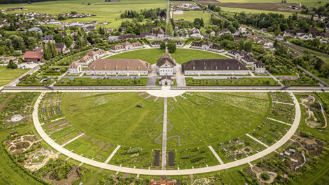 Considérée comme un joyau de l’architecture industrielle du XVIIIe siècle, la Saline royale est un ensemble de bâtiments construits en arc de cercle.