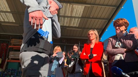 Agnès Pannier Runacher, ministre de la Transition écologique, et Annie Genevard, ministre de l'Agriculture, ont assisté la présentation par un agent de l'OFB du dispositif du port d'arme discret le 17 avril 2025 à Auffargis dans les Yvelines. Agnès Pannier Runacher, ministre de la Transition écologique, et Annie Genevard, ministre de l'Agriculture, ont assisté la présentation par un agent de l'OFB du dispositif du port d'arme discret le 17 avril 2025 à Auffargis dans les Yvelines.