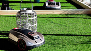 Les robots de tonte X5 (au premier plan) et X7 (au second plan) présentés par Sunseeker lors d’un événement de lancement à Hambourg, en Allemagne, le 19 février 2025.