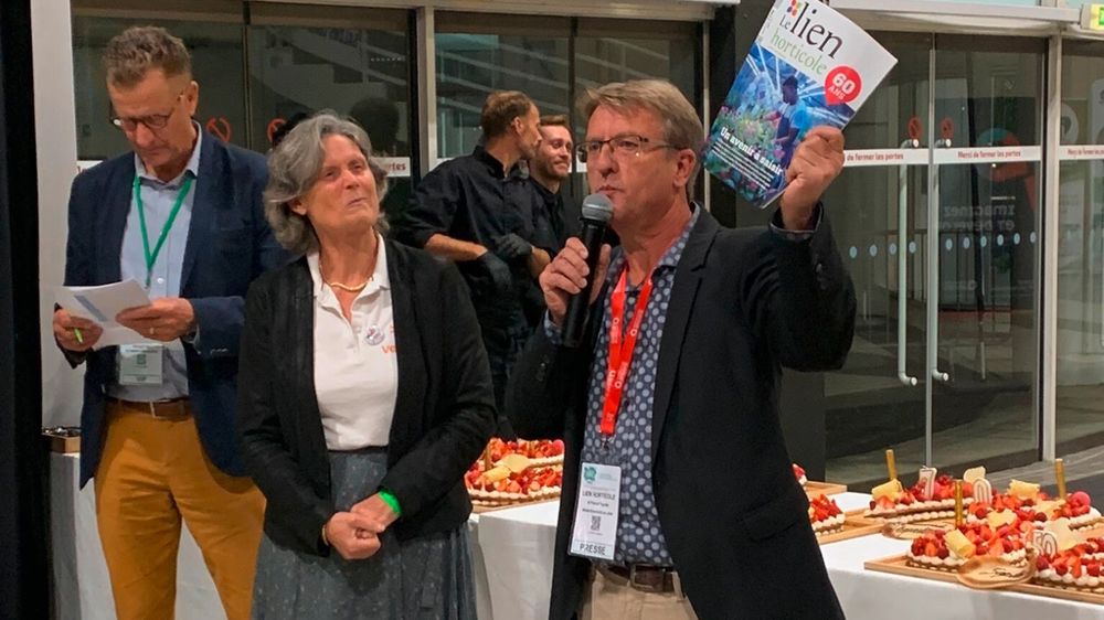 Durant le Salon du végétal 2024 à Angers, l'équipe du Lien horticole, représentée par son rédacteur en chef Pascal Fayolle, a marqué ses 60 ans au service des professions horticoles et du paysage Un anniversaire fêté collectivement avec d'autres entreprises et la profession. Durant le Salon du végétal 2024 à Angers, l'équipe du Lien horticole, représentée par son rédacteur en chef Pascal Fayolle, a marqué ses 60 ans au service des professions horticoles et du paysage Un anniversaire fêté collectivement avec d'autres entreprises et la profession.
