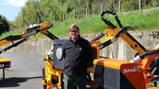 Bertrand de Blignières devant des épareuses Rousseau et SMA.