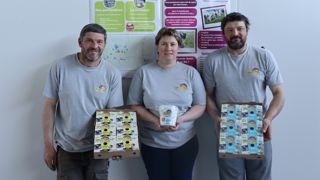 Contraints par les surfaces et le climat, Sébastien Cornet, Delphine Chaux et Vincent Cornet (de gauche à droite) créent de la richesse par la diversification plutôt que par la productivité en volume.