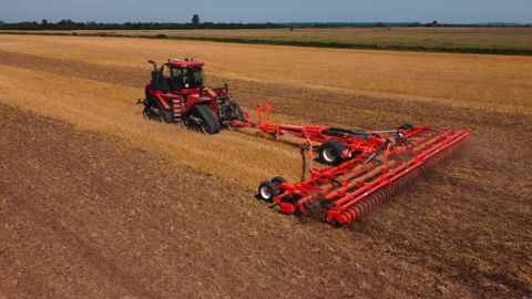 Décliné de 8 à 13 mètres de largeur de travail, le Véloce TX nécessite une puissance de traction de 300 à 500 ch.