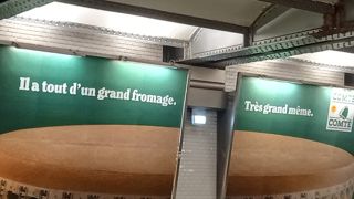 Le leader des fromages AOP a actionné deux leviers face à l’érosion de ses ventes. Il a intensifié ses efforts de communication en 2023 et 2024 et bloque 3 000 tonnes de référence depuis avril 2024. Le leader des fromages AOP a actionné deux leviers face à l’érosion de ses ventes. Il a intensifié ses efforts de communication en 2023 et 2024 et bloque 3 000 tonnes de référence depuis avril 2024.