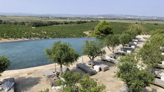 De la terrasse de Château Capitoul, on peut apercevoir un paysage varié, de la Méditerranée aux collines qui annoncent les montagnes de l’arrière-pays.