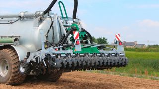 L'incorporateur CDf réalise le travail du sol en plus de l'épandage du lisier.
