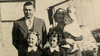 En 1947, Louis et Maria Longrais avec leurs trois filles, Louisette, Marie-France et Geneviève (de gauche à droite). En 1947, Louis et Maria Longrais avec leurs trois filles, Louisette, Marie-France et Geneviève (de gauche à droite).