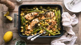 Poulet aux miel et citron, accompagné de pommes de terre primeur rôties et d'asperges. Poulet aux miel et citron, accompagné de pommes de terre primeur rôties et d'asperges.