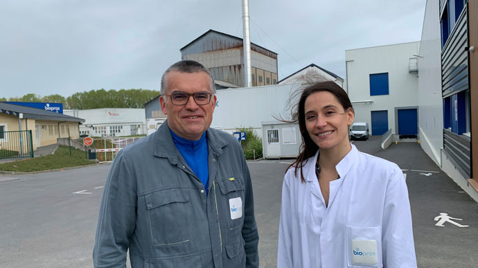 Régis Chardonneau, responsable de la production de Cybèle Agrocare, et Perline Denis, ingénieure R&D, sur le site de Bioprox à Noyant-Villages (Maine-et-Loire).
