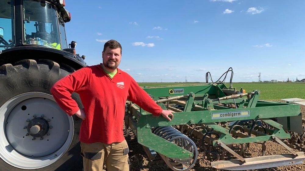 Benoît Vaillant jeune agriculteur à Cambrai prépare les terres à soja