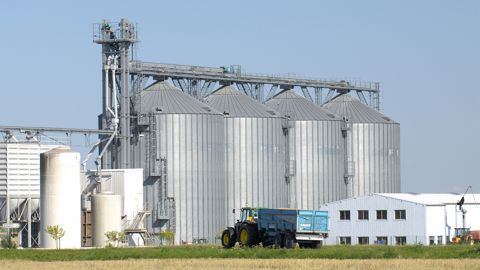 Depuis les années 30, une partie des récoltes de blé est livrée aux centres de stockage coopératifs par les producteurs afin d’assurer l’échelonnage des ventes et la stabilisation du marché. Depuis les années 30, une partie des récoltes de blé est livrée aux centres de stockage coopératifs par les producteurs afin d’assurer l’échelonnage des ventes et la stabilisation du marché.