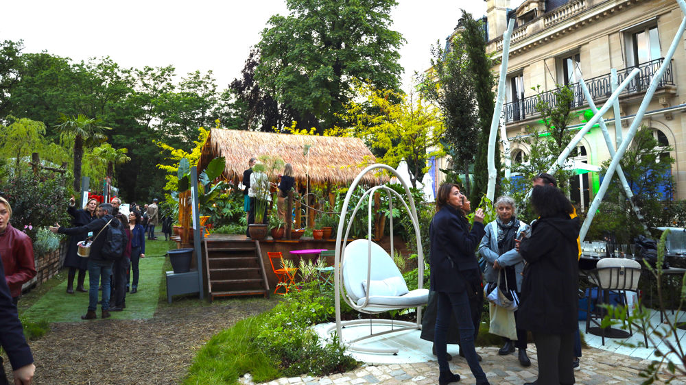 Les visiteurs de la journée professionnelle se rencontrent à travers différents événements (conférences, etc.) et au grès de leur déambulation dans les jardins faisant face à la célèbre Villa Windsor. Ici, l'édition 2024.
