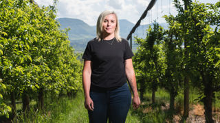 Mélanie André cultive 13 ha de pommiers, majoritairement en golden : en effet, la variété est bien adaptée au climat alpin de l’exploitation. Mélanie André cultive 13 ha de pommiers, majoritairement en golden : en effet, la variété est bien adaptée au climat alpin de l’exploitation.