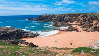 Les 27 km de sentier côtier de l'île d'Yeu offrent un contraste saisissant entre l’Ouest sauvage et dangereux, le Sud-Est sableux et amical. Les 27 km de sentier côtier de l'île d'Yeu offrent un contraste saisissant entre l’Ouest sauvage et dangereux, le Sud-Est sableux et amical.