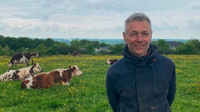 A son installation au début des années 2000, Mickaël a développé la culture de l'herbe sur la ferme, et mis en place des vêlages groupés de printemps.