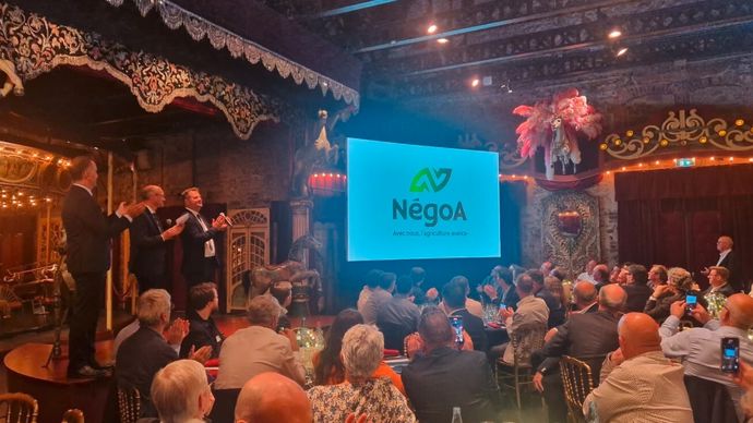 Jeudi 15 mai, peu après 21 heures, le nouveau nom de la FNA a été dévoilé, NégoA, ainsi que son identité visuelle et sa signature :  "Avec nous, l'agriculture avance".